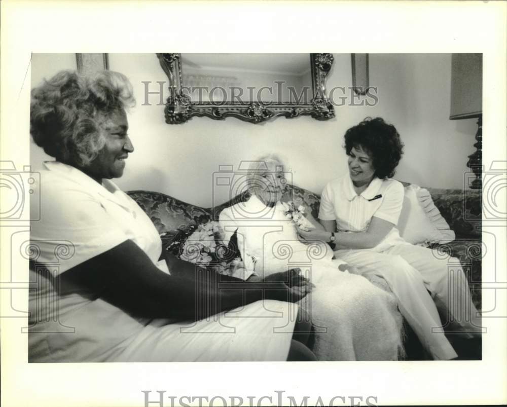 1990 Press Photo Nurses of Nurse&#39;s House Call give patient Mary LaRosa a corsage - Historic Images