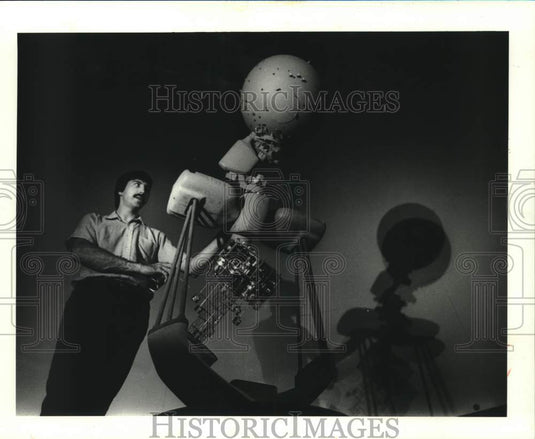 1987 Press Photo Planetarium Curator Bob Culter at La Nature Science Center - Historic Images