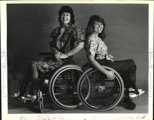 1992 Press Photo Denise Drake & Wendy Wolf model clothes for women in wheelchair - Historic Images