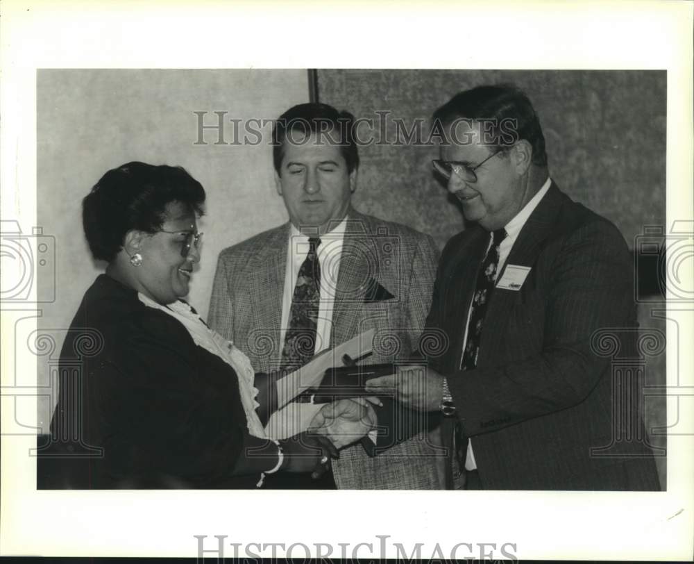 1994 Press Photo Leola Jackson receives Education Award at Four Columns, Harvey - Historic Images