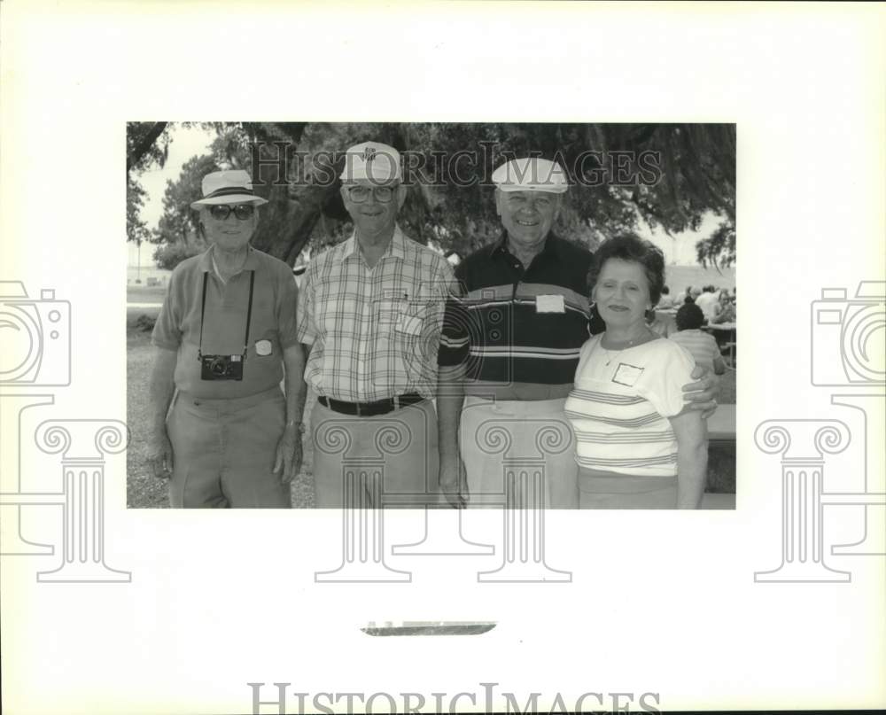 1990 Press Photo Guests at the Shell Norco Retiree&#39;s Club Seafood Boil Event - Historic Images