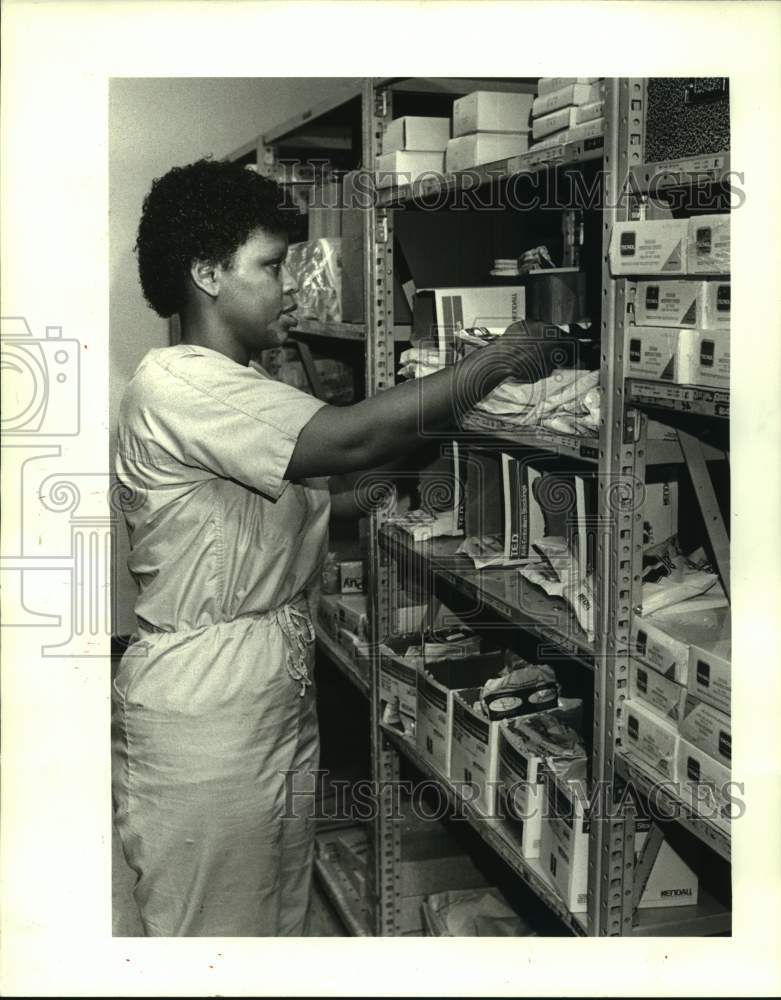 1986 Press Photo  woman in charge of the Lakeside Hospital storeroom - Historic Images