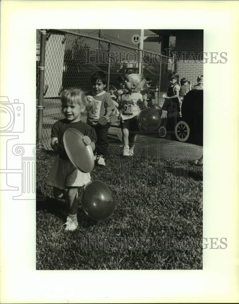 1989 Press Photo Kids at Lakeside Private School during their benefit parade - Historic Images