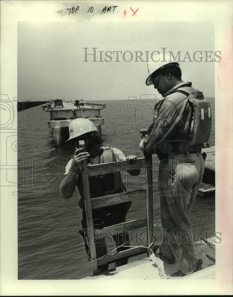 1986 Press Photo Lake Pontchartrain Causeway-worker climbs by ladder to the lake - Historic Images