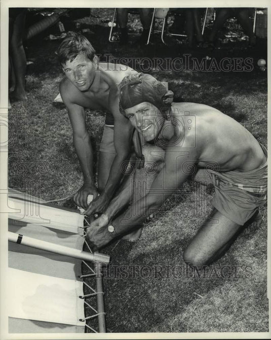1968 Press Photo Johnny Koerner and Mike Robertson preparing for kite flying.-Historic Images