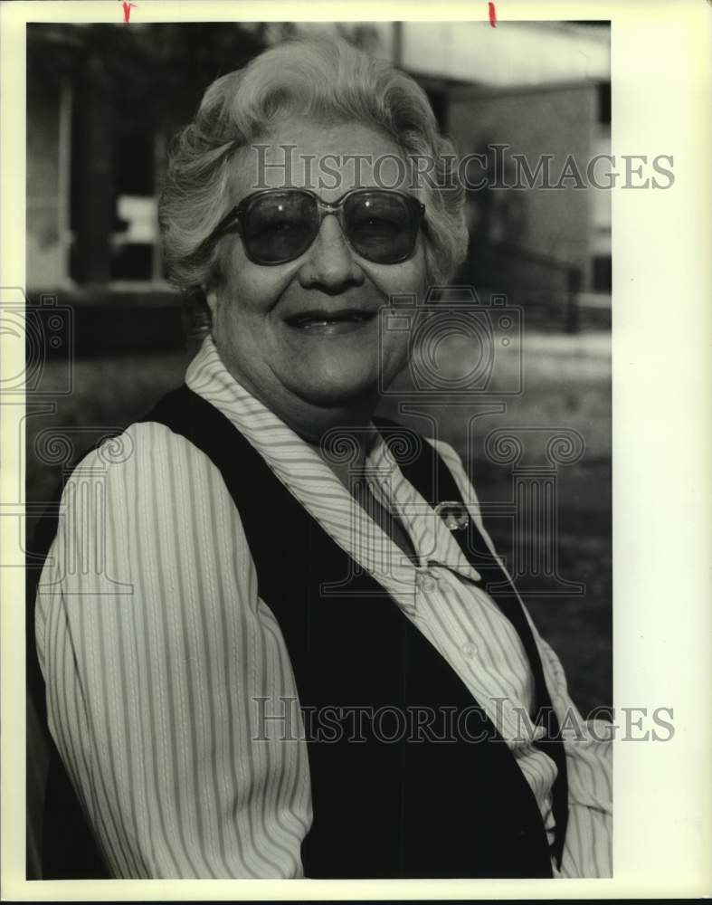 1990 Press Photo Anna Lee Koepp relaxes in front of St. Tammany courthouse. - Historic Images