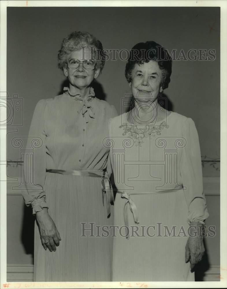 1989 Press Photo Ann Kohl and Mrs. George (Emma) Ronstrum - Historic Images