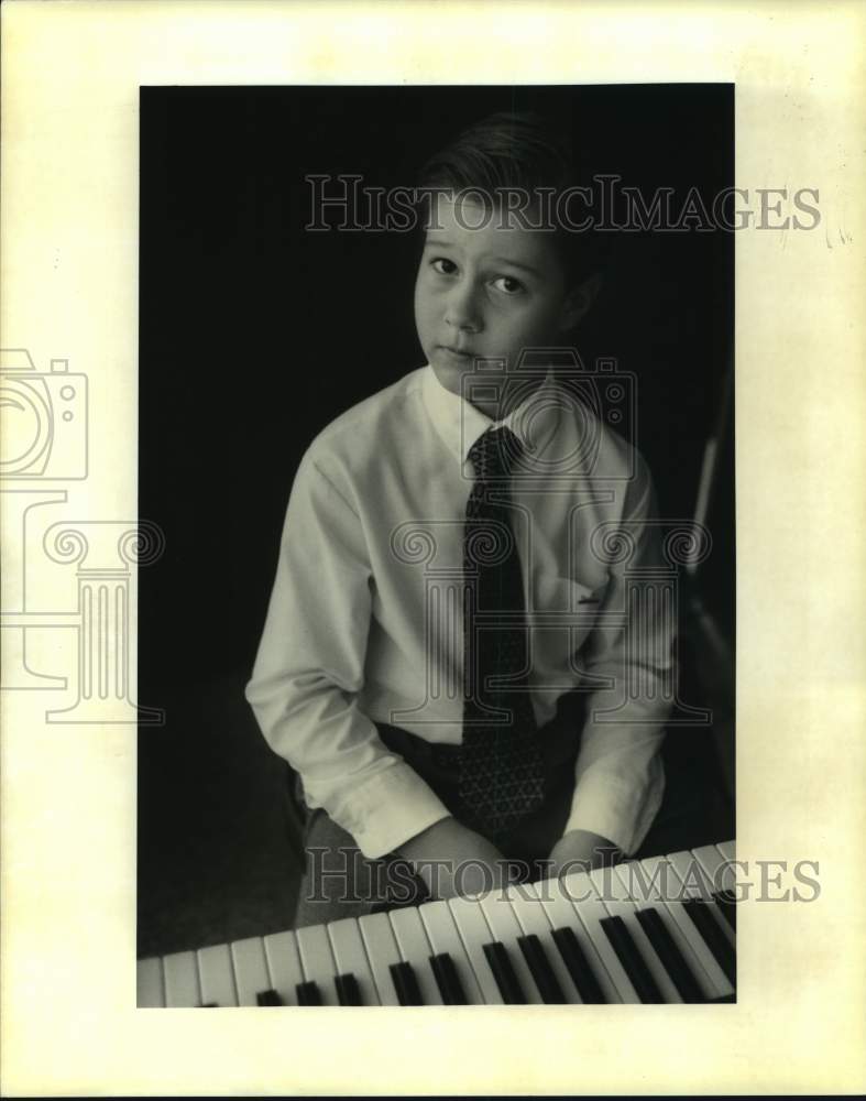 1995 Press Photo Michael Koeber plays piano keyboard at St. Philip Nere Church - Historic Images