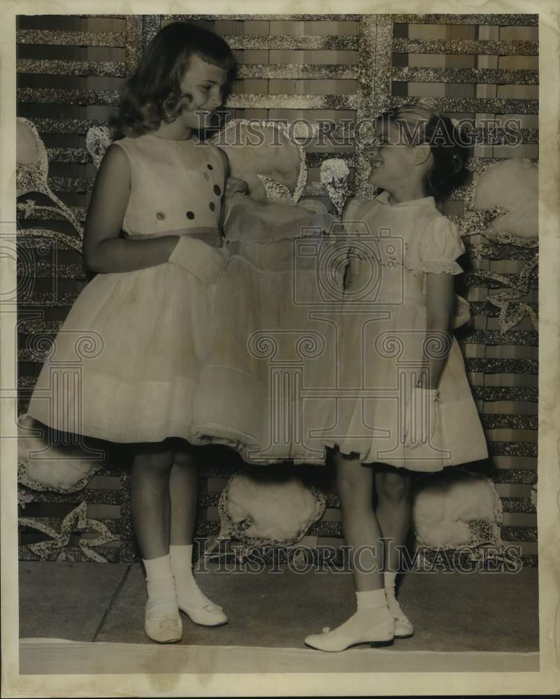 Press Photo Cotton Queen attendants, Michelle Klett &amp; Sally Lee Johnson - Historic Images