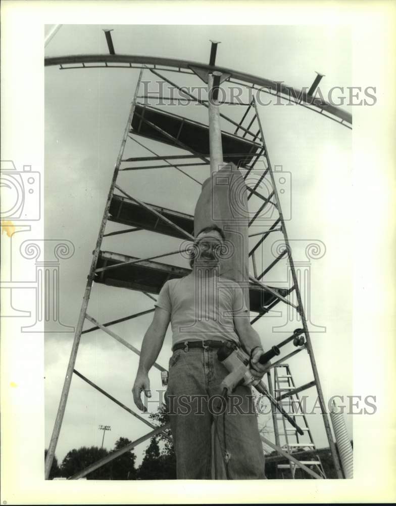 1994 Press Photo Artist Steven Kline&#39;s work titled A Stage for Viewing - Historic Images