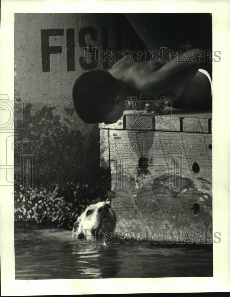 1987 Press Photo Andrew Smart with his dog named &quot;Rookie&quot; in Lake Pontchartrain - Historic Images