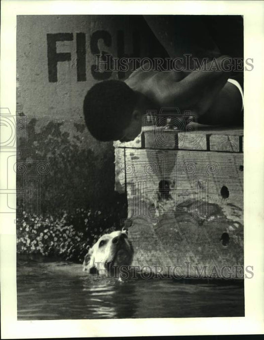 1987 Press Photo Andrew Smart with his dog named "Rookie" in Lake Pontchartrain - Historic Images