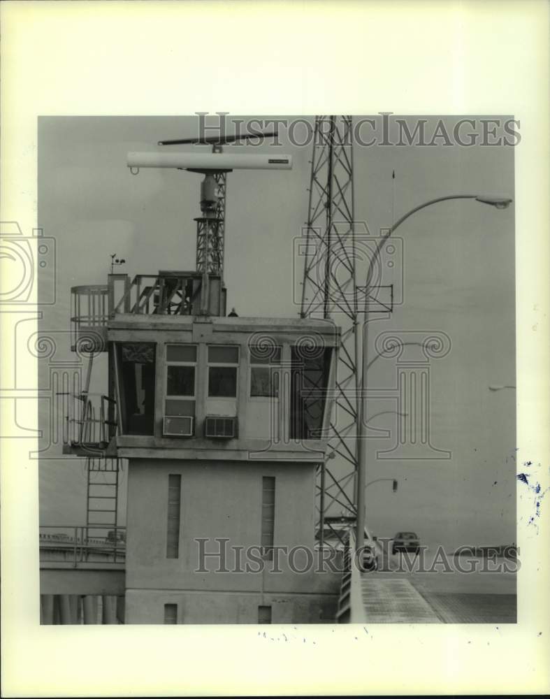 1990 Press Photo The tower at the drawbridge on Lake Pontchartrain Causeway - Historic Images