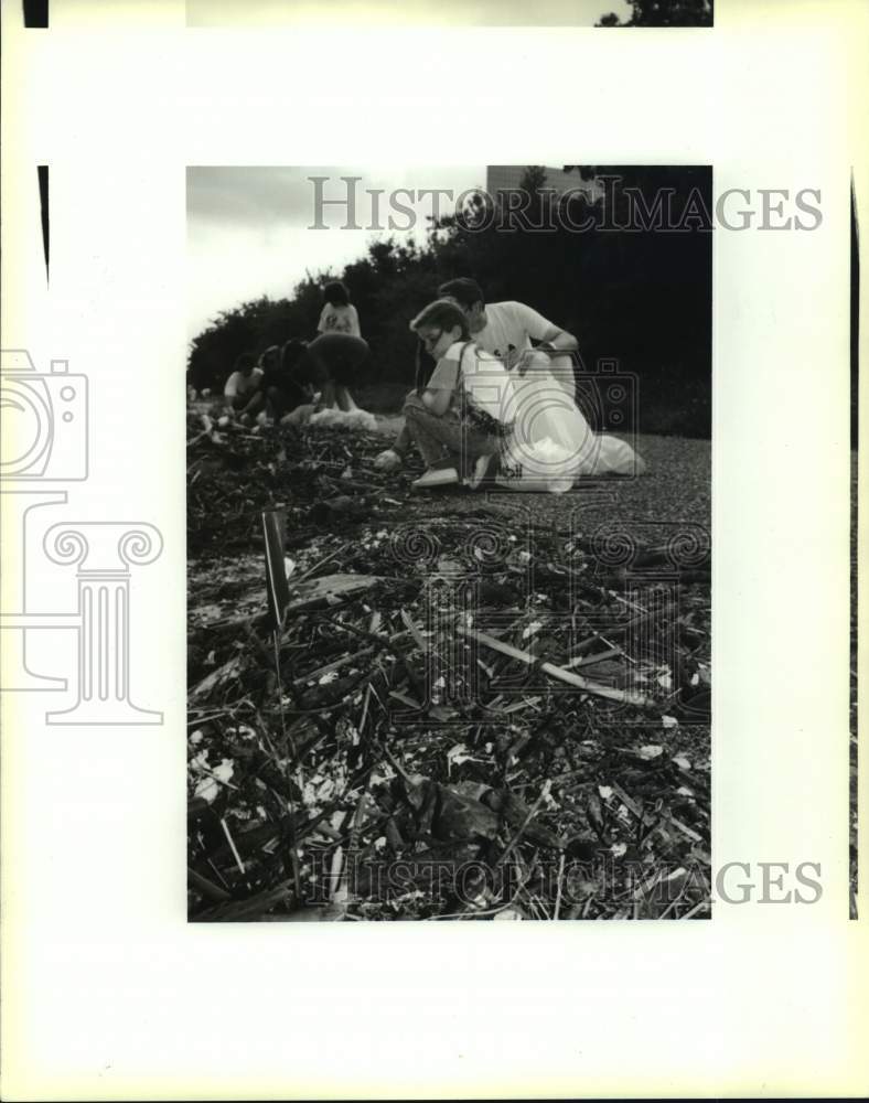 1994 Press Photo Beach Sweep on Lake Pontchartrain in Metairie - Historic Images