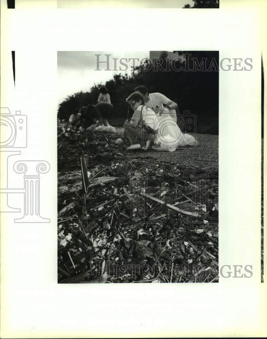 1994 Press Photo Beach Sweep on Lake Pontchartrain in Metairie - Historic Images