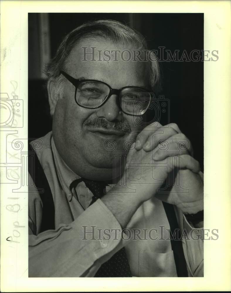 1989 Press Photo Dean John Kramer in his office at Tulane University - Historic Images