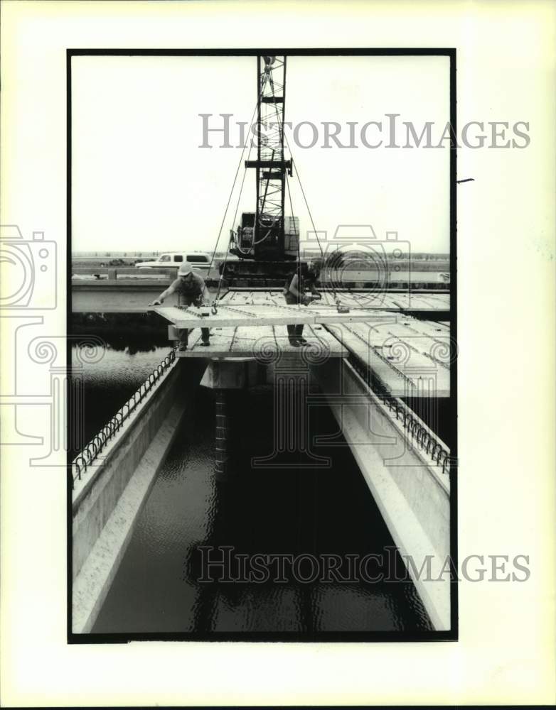 1991 Press Photo Construction workers working on Lake Pontchartrain Causeway - Historic Images