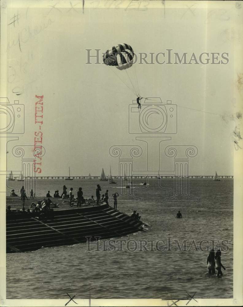 1976 Spending Memorial Day weekend on banks of Lake Pontchartrain - Historic Images