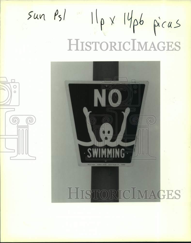 1991 Press Photo No Swimming Sign along banks of polluted Lake Pontchartrain - Historic Images