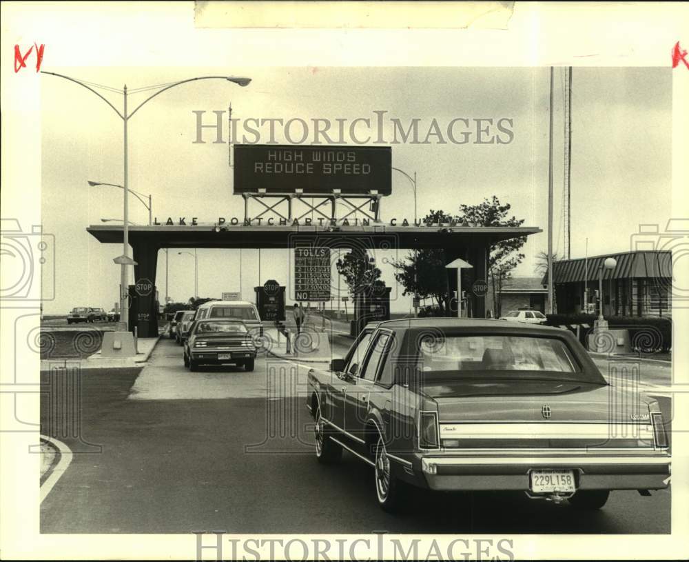 1989 Press Photo Motorist line-up the toll gate at Lake Pontchartrain Causeway - Historic Images