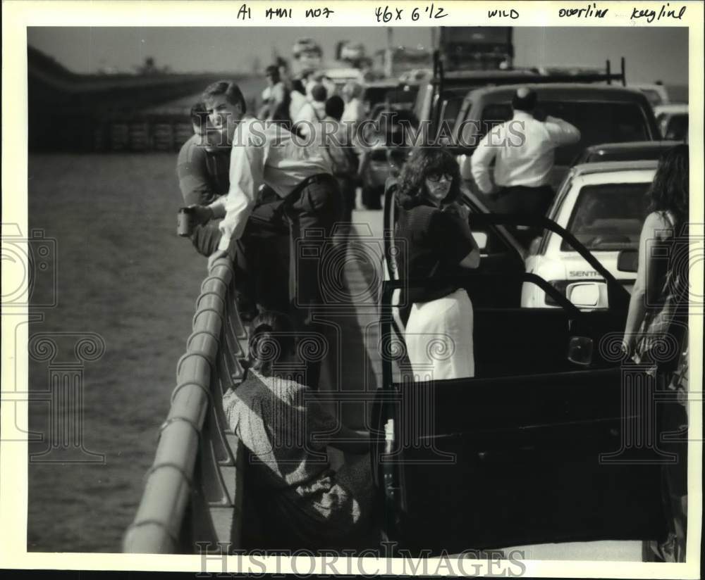 1992 Press Photo Southbound commuters stranded on Lake Pontchartrain Causeway - Historic Images