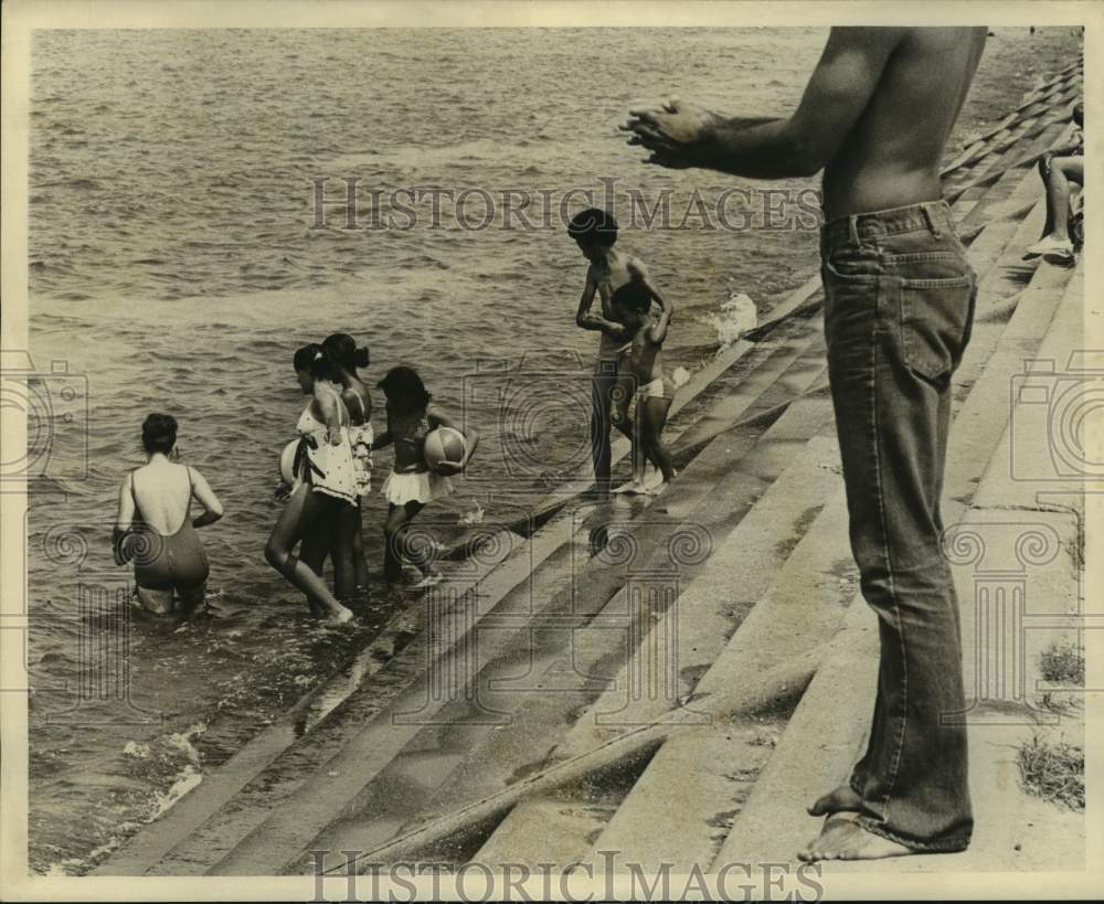 Press Photo Family enjoying a leisurely day at Lake Pontchartrain - nob52365-Historic Images