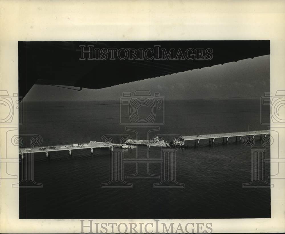 1964 Press Photo Aerial view of Lake Pontchartrain bus/barge crash - nob52408-Historic Images