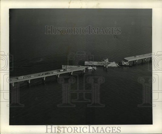 1964 Press Photo Aerial view of Lake Pontchartrain bus/barge crash - nob52409-Historic Images