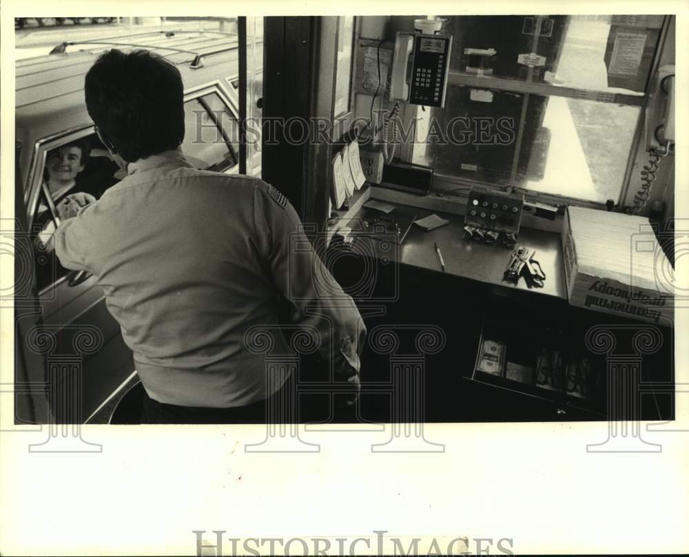 1989 Press Photo Mike Viola, toll booth operator at Lake Pontchartrain Causeway - Historic Images