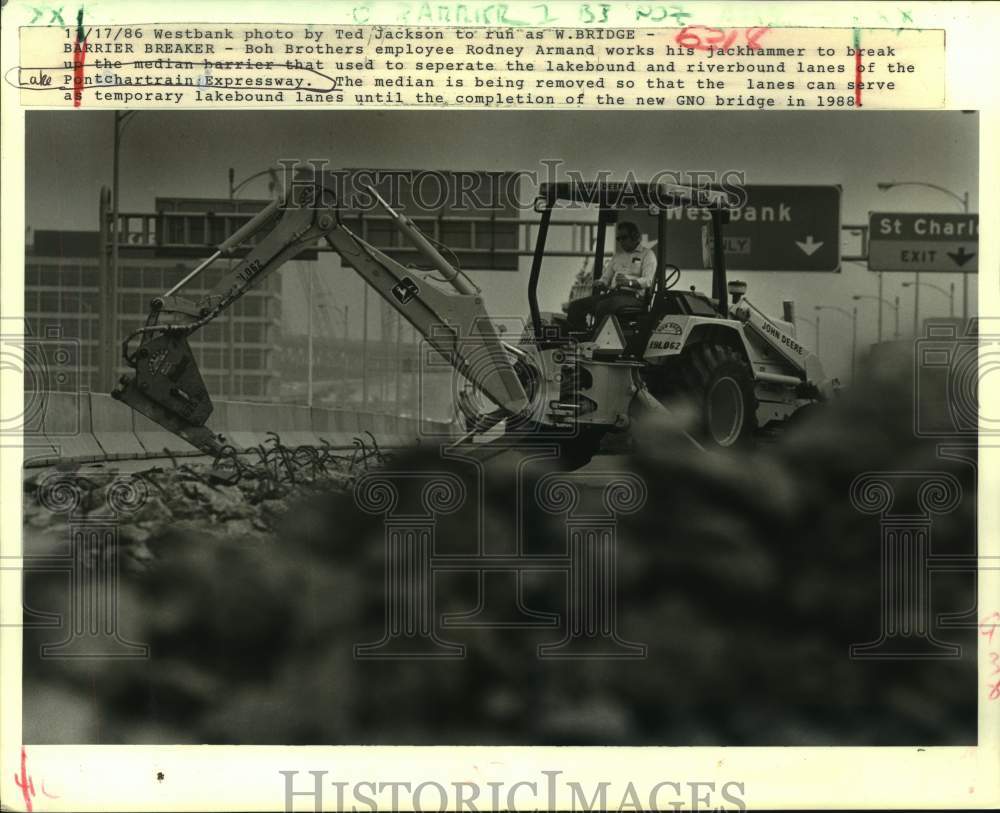 1988 Press Photo Rodney Armand jackhammers median, Lake Ponchartrain Expressway. - Historic Images