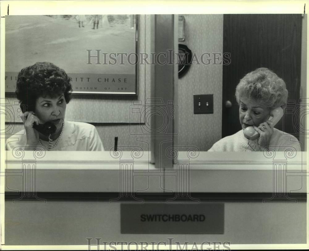 1990 Press Photo Lakeside Hospital-Edna Winn &amp; Shirley Guercio answering phones - Historic Images