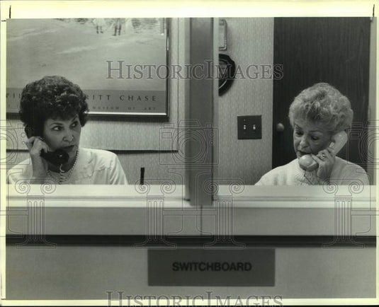 1990 Press Photo Lakeside Hospital-Edna Winn & Shirley Guercio answering phones - Historic Images