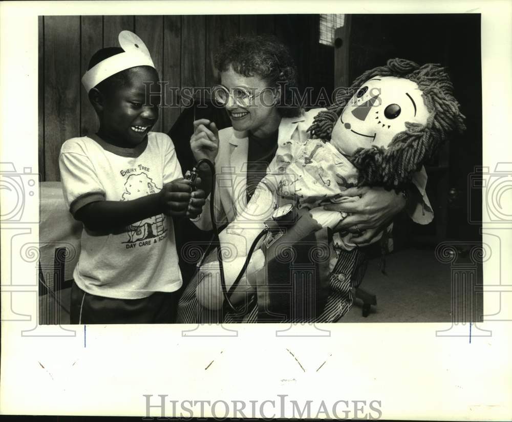 1986 Press Photo Obie Flannery with Coordinator Sarah Rando at Lakeside Hospital - Historic Images