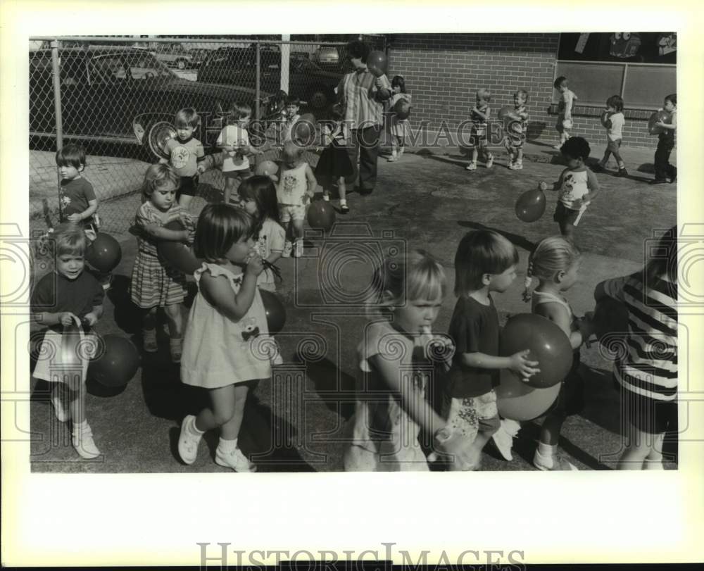 1989 Press Photo Lakeside Private School students make noise for &quot;Mini March&quot; - Historic Images