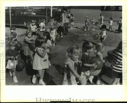 1989 Press Photo Lakeside Private School students make noise for "Mini March" - Historic Images