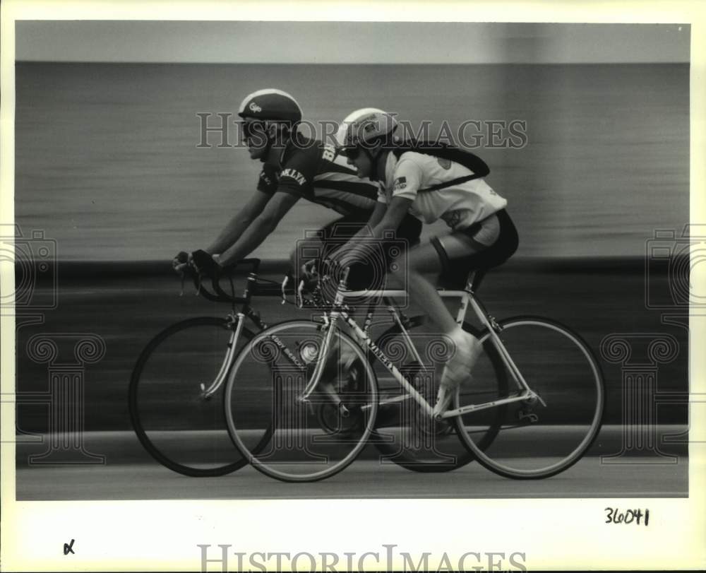 1991 Press Photo Cyclists using Lakeshore Drive for workouts in the afternoon - Historic Images