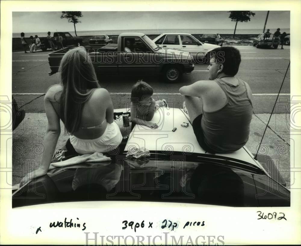 1991 Press Photo People usually hangout at Lakeshore Drive during Sundays - Historic Images