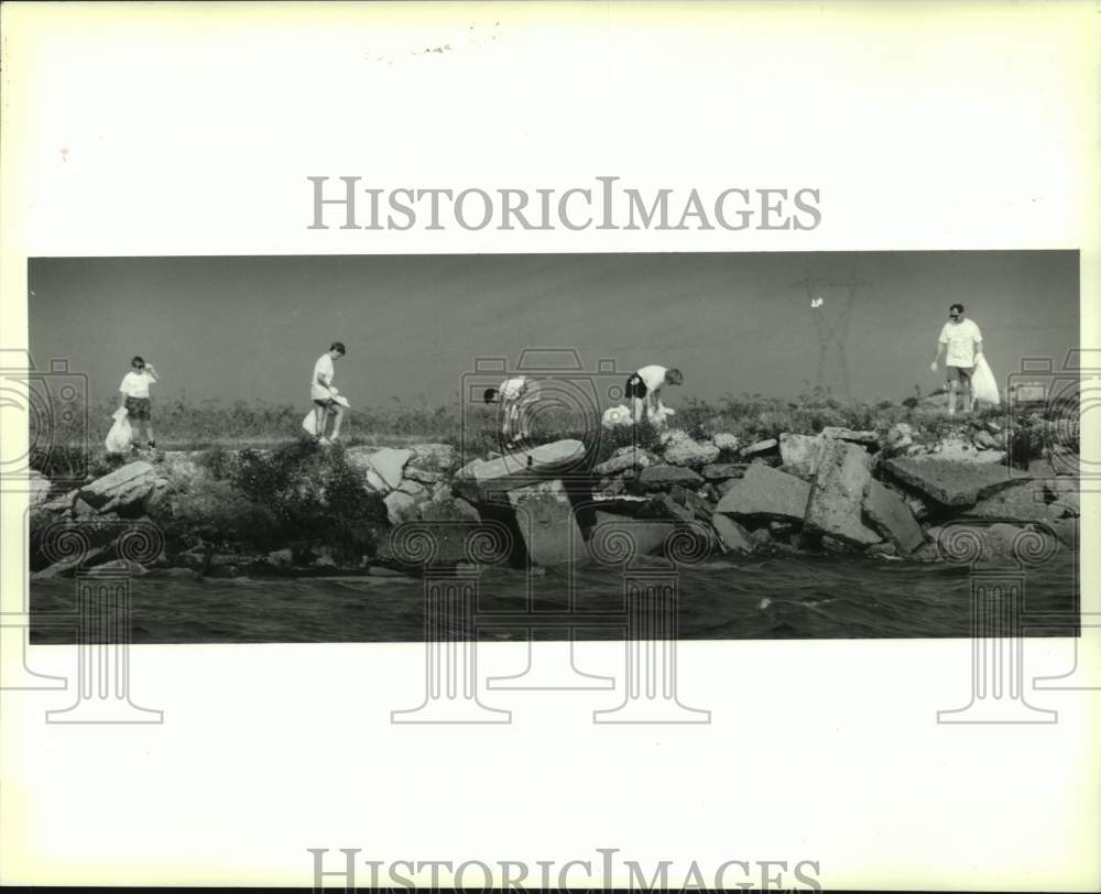 1993 Press Photo Volunteers pick up trash along shoreline of Lake Pontchartrain - Historic Images