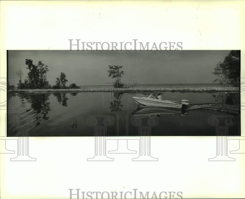 1994 Press Photo A boater rides past Lake Salvador Shoreline Protection Project - Historic Images