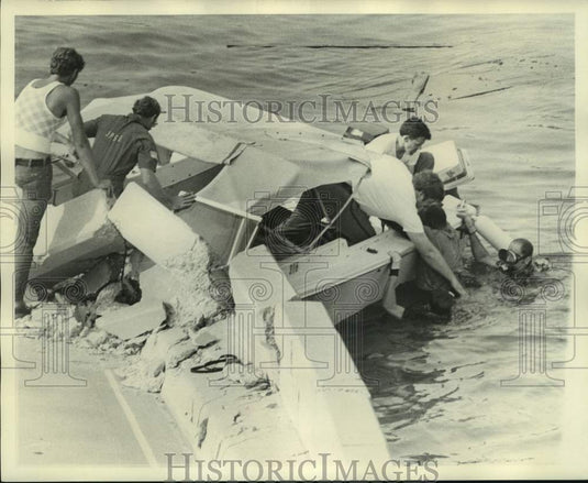 1974 Press Photo Policemen rescue a man after Lake Pontchartrain barge crash- Historic Images