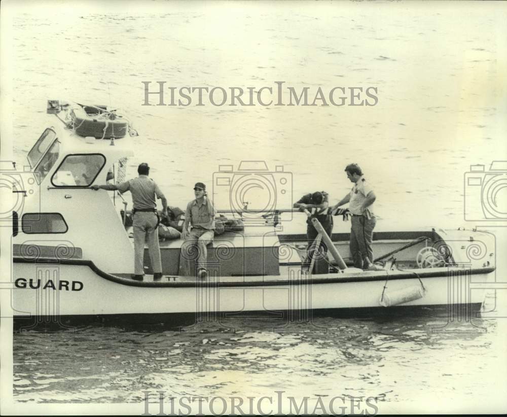 1974 Press Photo Coast Guard during rescue for Lake Pontchartrain barge crash-Historic Images