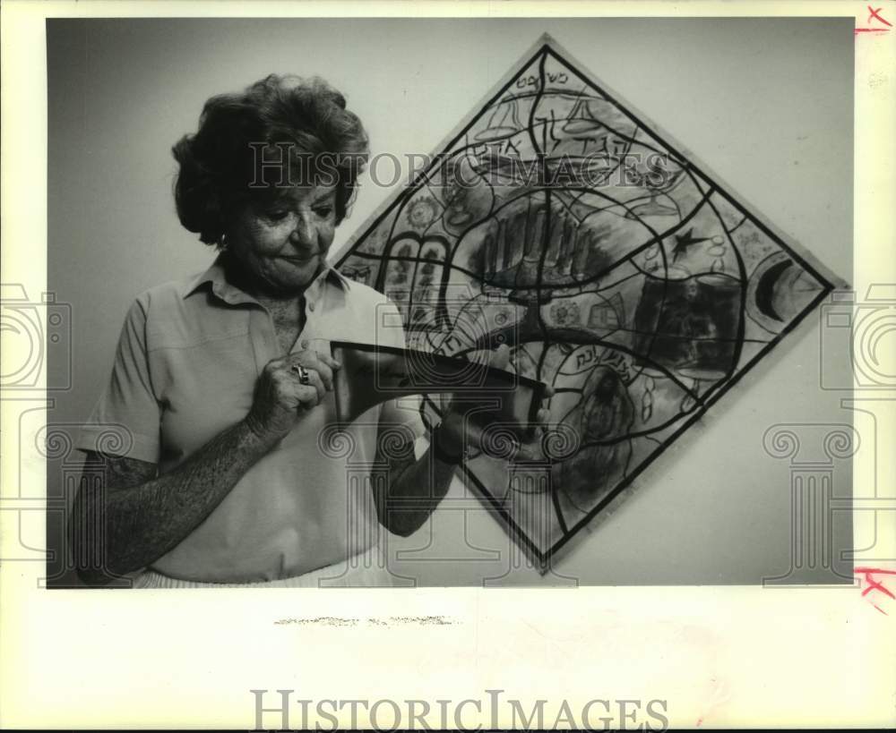 1990 Press Photo Ida Kohlmaier with stained glass commisioned by Touro Synagogue - Historic Images