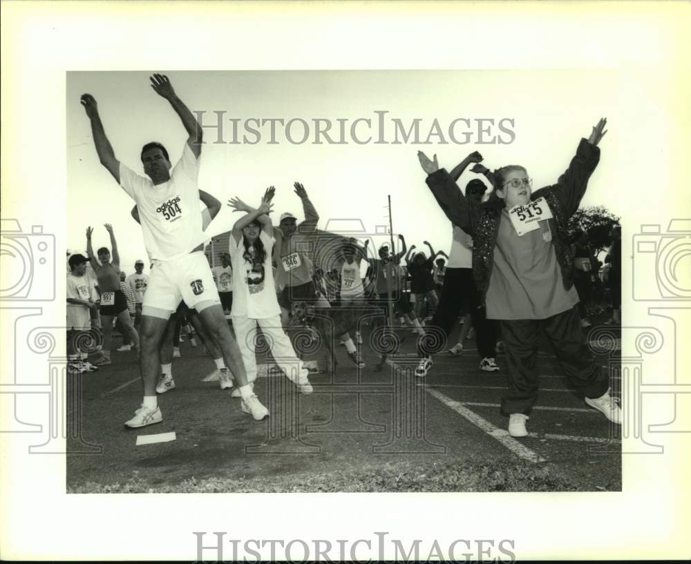 1995 Press Photo Runners in the Lakeside Hospital 18th annual Scrub Shirt 5-K - Historic Images