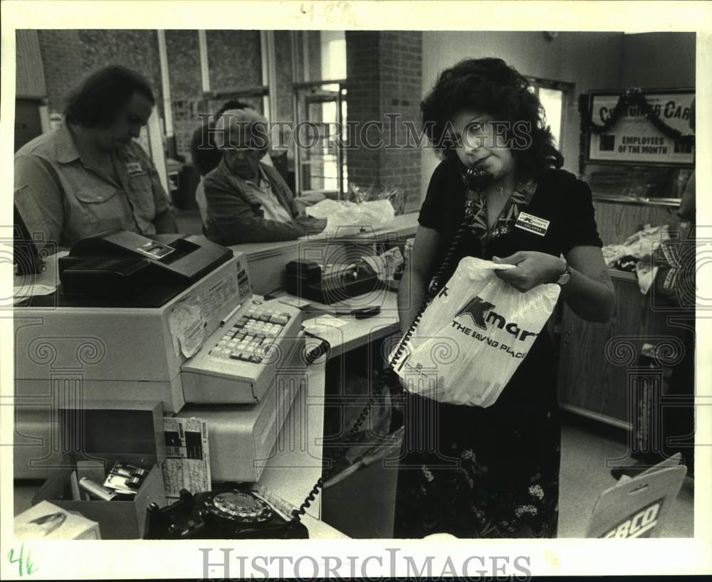 1986 Press Photo Yolanda Lukers handles customer returns after Christmas, K-Mart - Historic Images