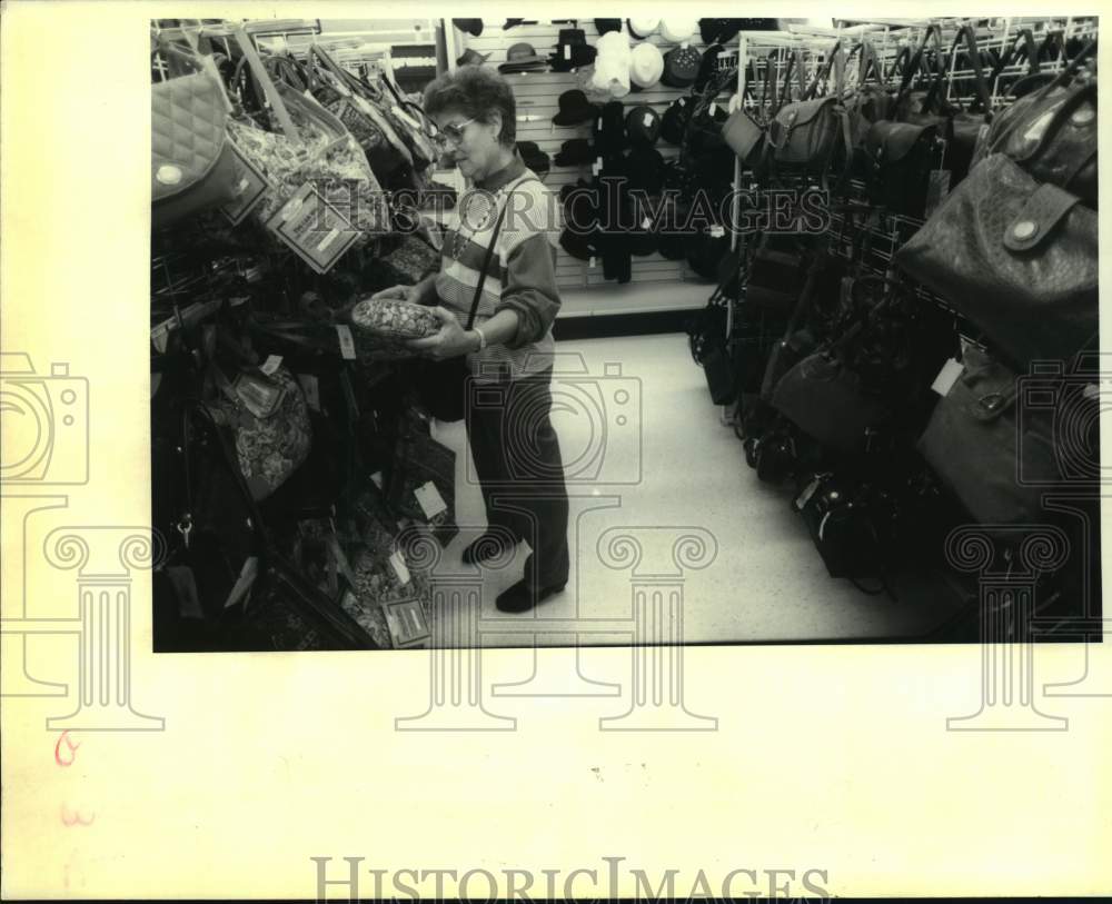 1992 Press Photo Daisy Rushing browses purse section in K-Mart - Historic Images