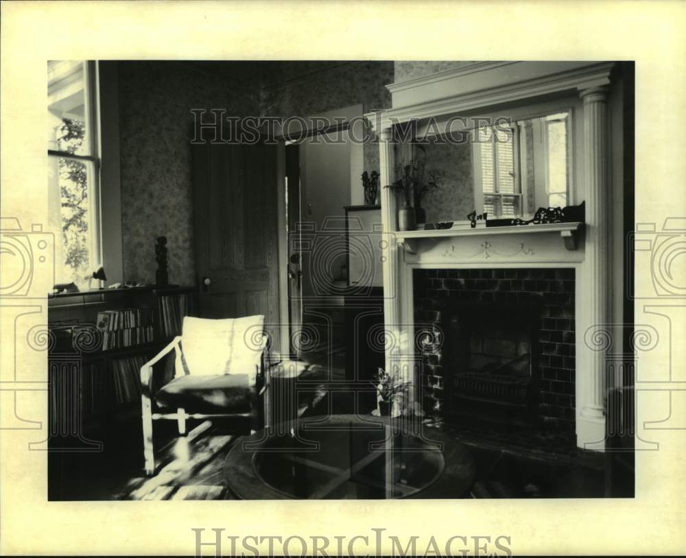 1994 Press Photo The living area with fireplace in John Klingman&#39;s renovation. - Historic Images