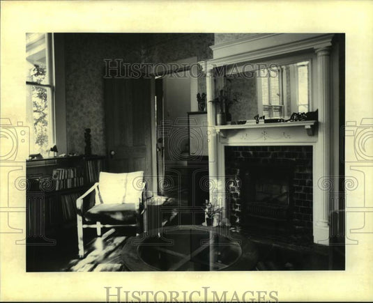 1994 Press Photo The living area with fireplace in John Klingman's renovation. - Historic Images