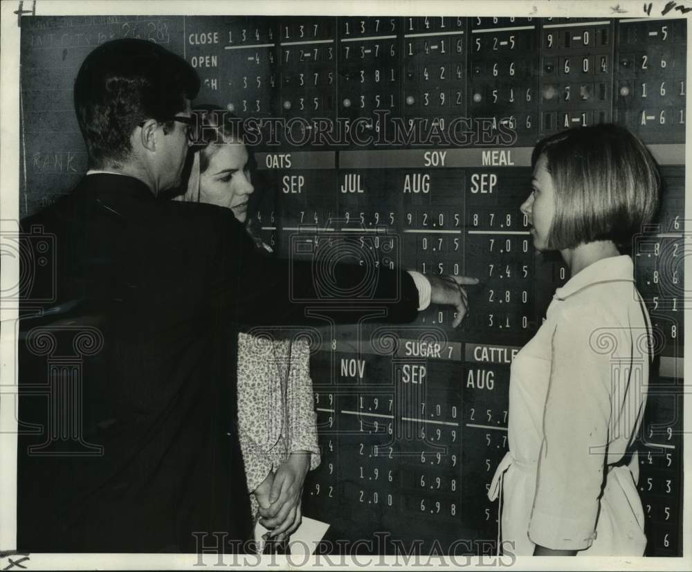 1966 Press Photo William Dazet Instructs Students On Reading Stock Board- Historic Images