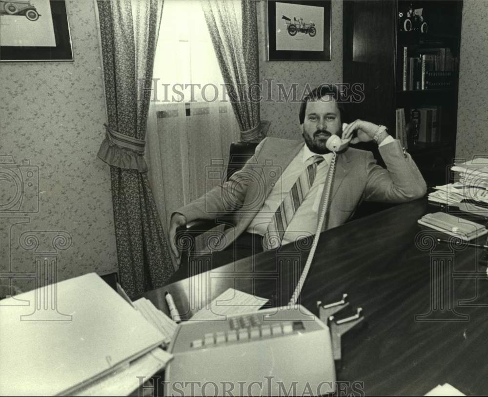 1989 Press Photo Frank Kohler of Gulf States Auto Leasing Speaking On Telephone - Historic Images