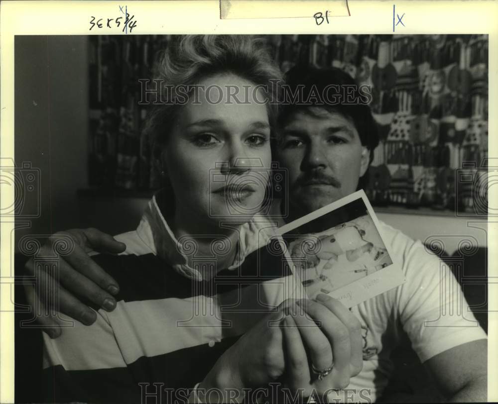 1990 Press Photo Parents Barbara and Calving Koenig With Photo Of Son Tyler - Historic Images